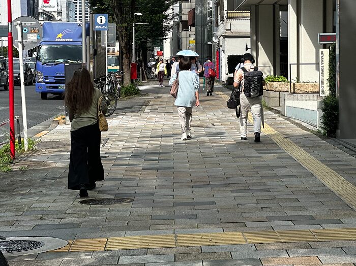 STEP2 出口からでて直線に1分程歩いていただきます。